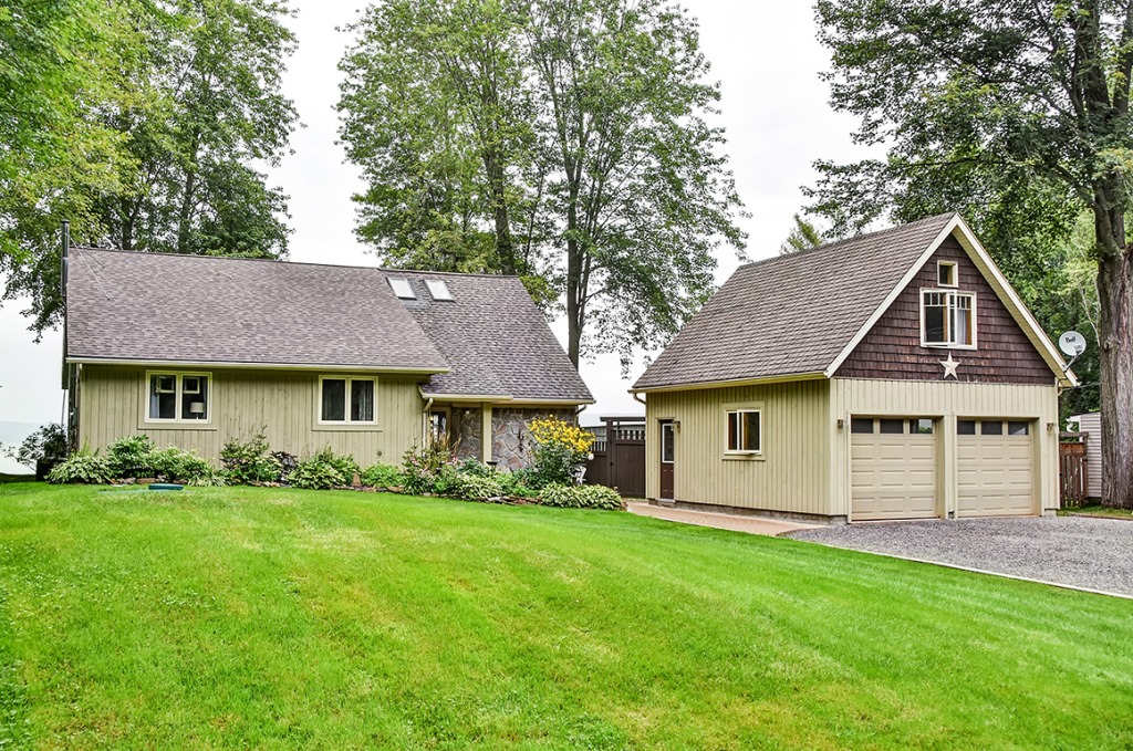 DUNROBIN SHORES Listing Geoff & Bobbie McGowan